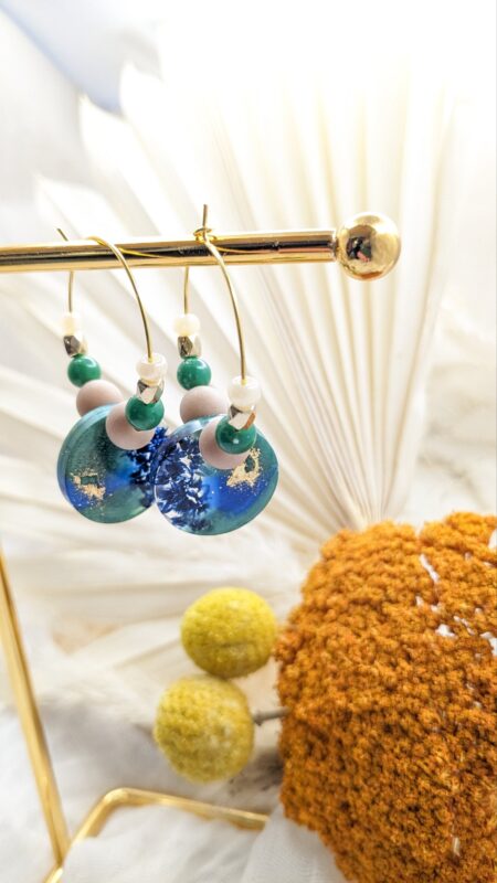 Boucles Théia sur créoles perlées – Image 3