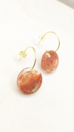 Boucles Théia sur créoles ouvertes