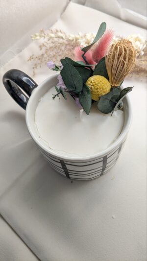 Bougie fleurie tasse